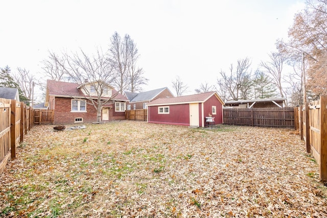 view of yard with an outdoor structure