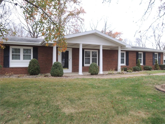 ranch-style house featuring a front yard