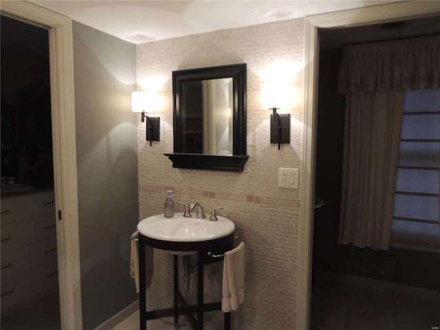 bathroom with backsplash and sink