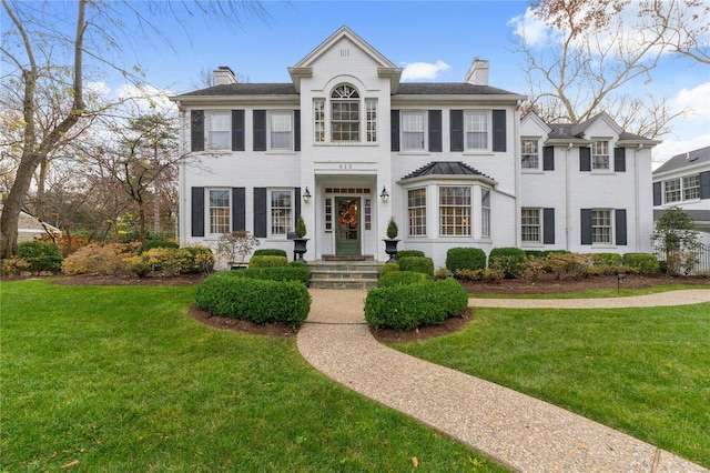 view of front facade with a front yard