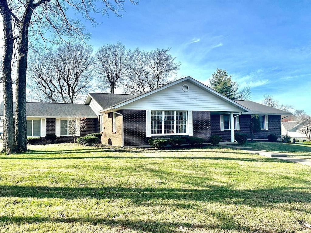 single story home with a front lawn