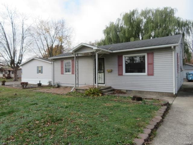 view of front of property featuring a front lawn