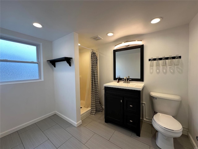 bathroom featuring a shower with curtain, vanity, and toilet