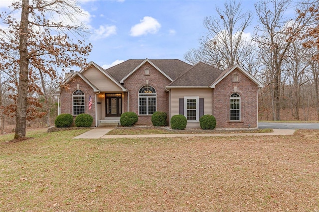 view of front of house with a front lawn