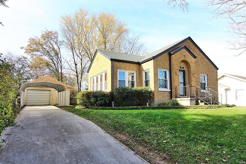 view of front facade with a front yard