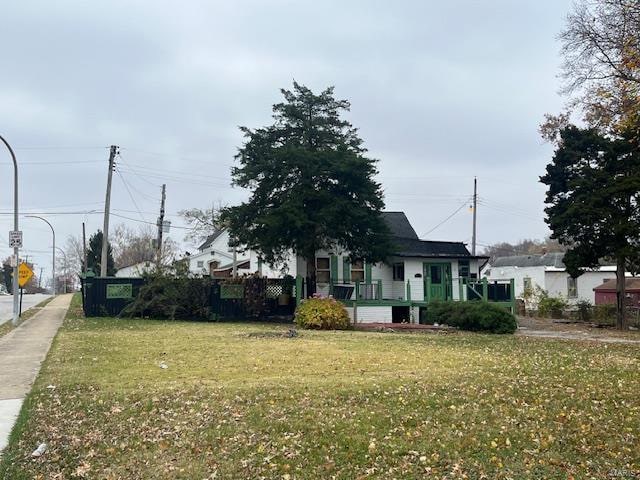 view of front of house with a front yard