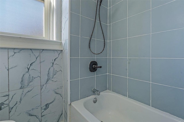 bathroom with tiled shower / bath combo