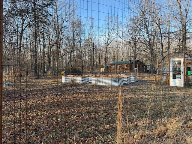 view of yard featuring an outbuilding