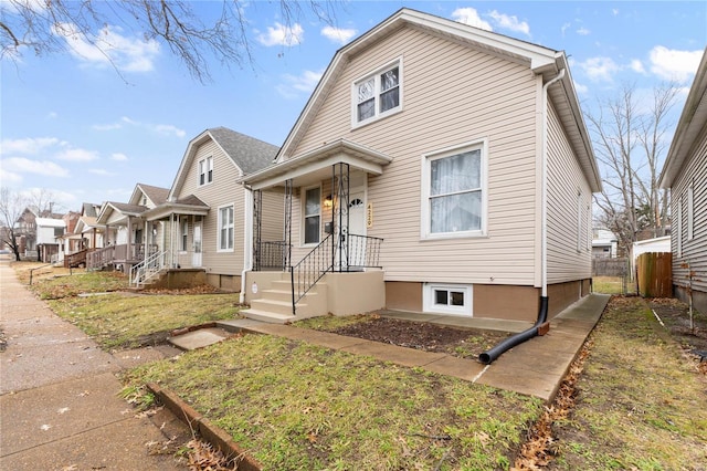 view of front facade featuring a front yard