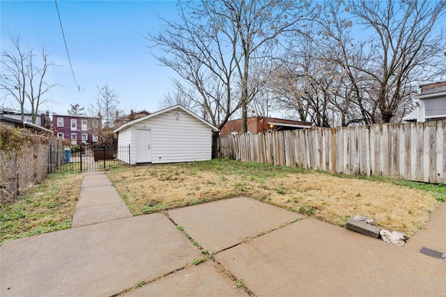 view of yard featuring a patio