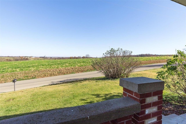 view of yard featuring a rural view