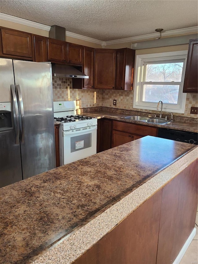 kitchen featuring sink, stainless steel refrigerator with ice dispenser, ornamental molding, a textured ceiling, and white range with gas cooktop