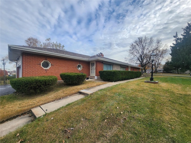 single story home featuring a front lawn