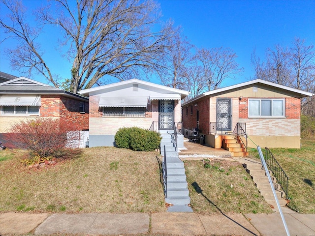 view of front of home with a front lawn