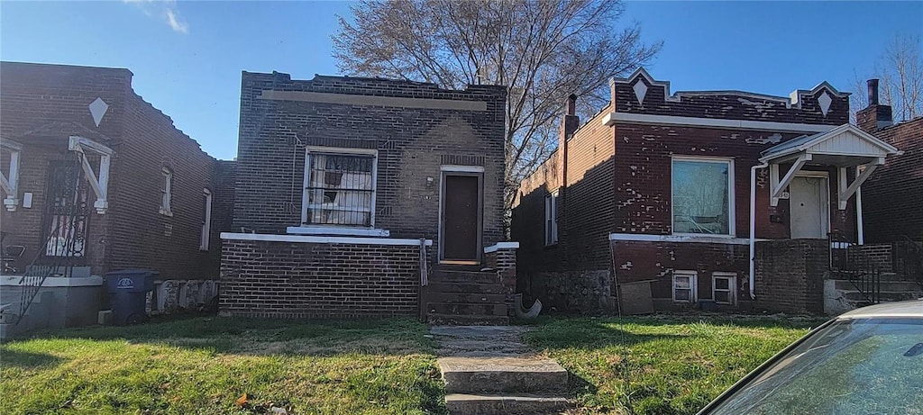 view of front of house with a front lawn