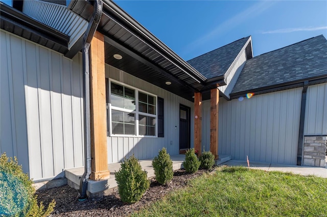 doorway to property with covered porch