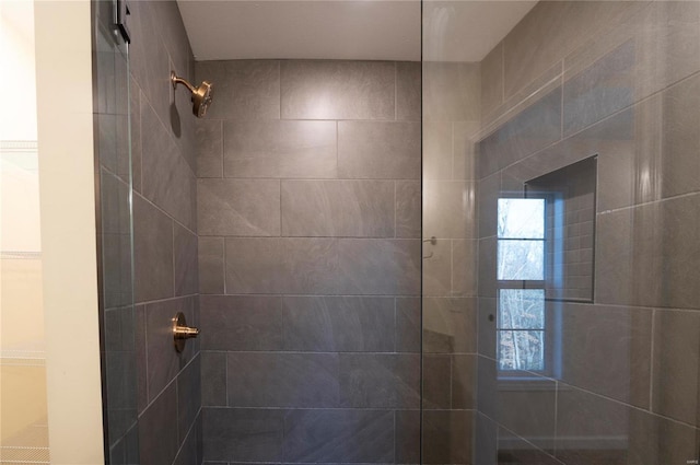 bathroom featuring a tile shower