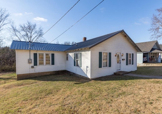 single story home featuring a front lawn