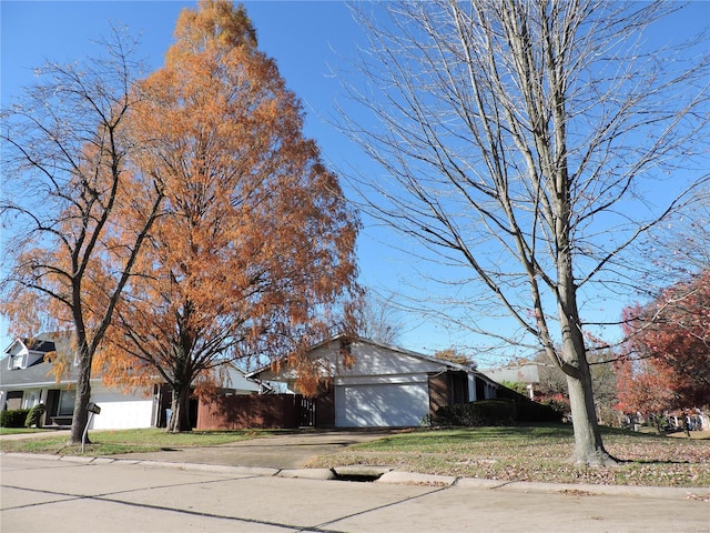 view of front of house featuring a garage and a front yard