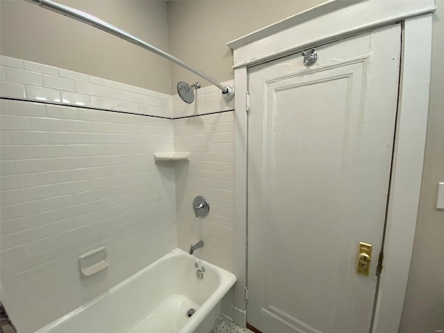 bathroom with tiled shower / bath combo