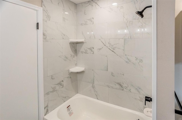 bathroom with tiled shower / bath