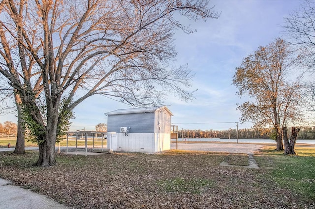 view of yard featuring a water view