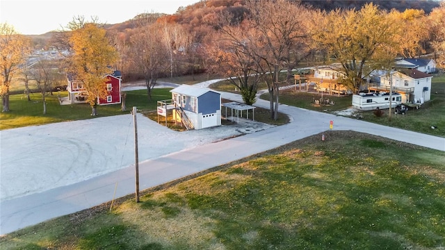 view of yard featuring a mountain view