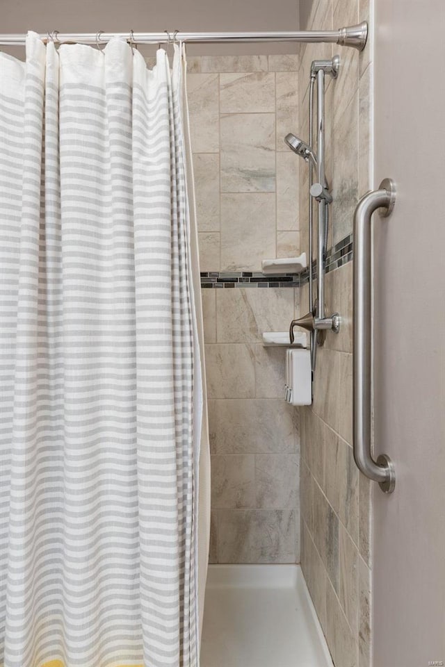 bathroom featuring a shower with shower curtain