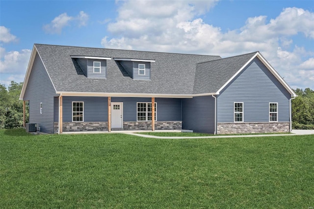 view of front of house featuring a front lawn