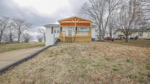 view of front of home featuring a front yard