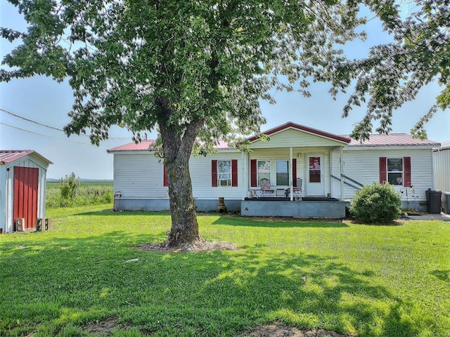 view of front facade featuring covered porch and a front lawn