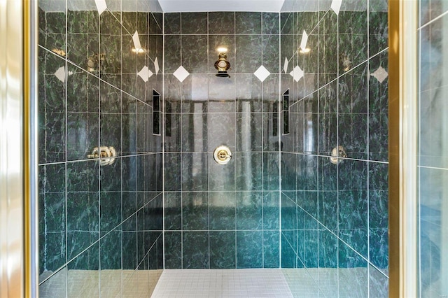 bathroom featuring a tile shower