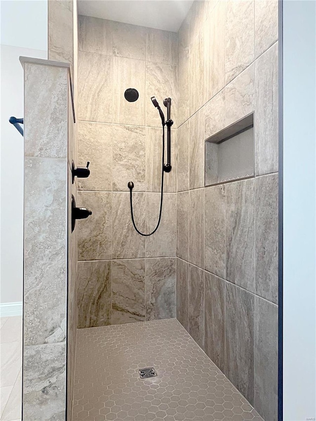 bathroom featuring a tile shower