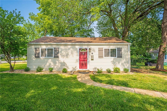 view of front of property with a front lawn