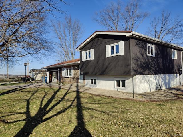 view of side of property featuring a yard