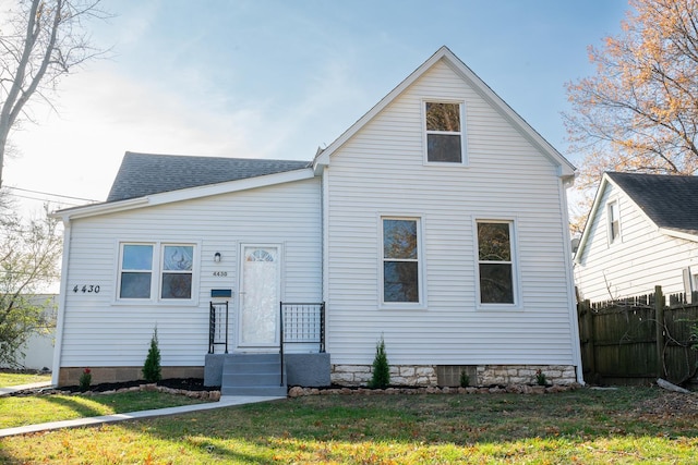 view of front of property featuring a front lawn