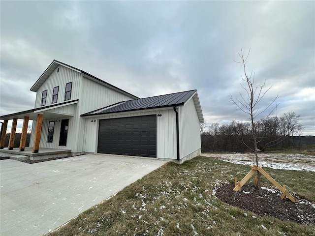 modern farmhouse style home featuring a garage and covered porch