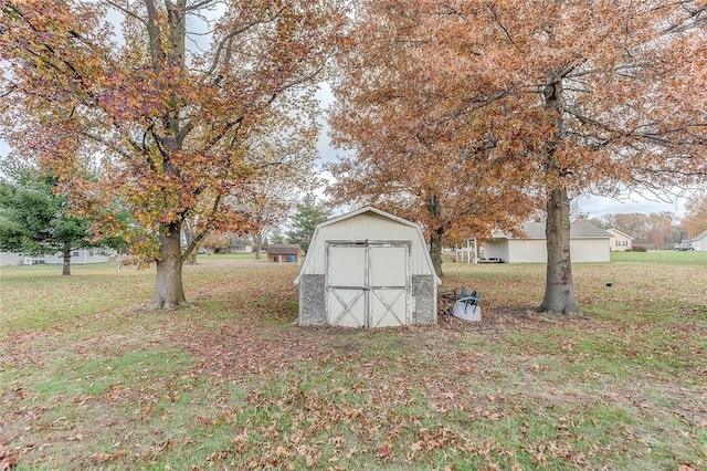 view of yard featuring a storage unit