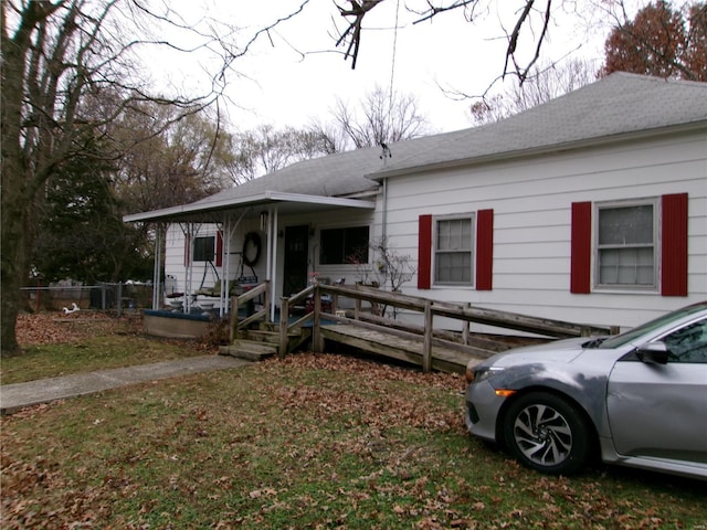 view of front of property featuring a porch and a front yard