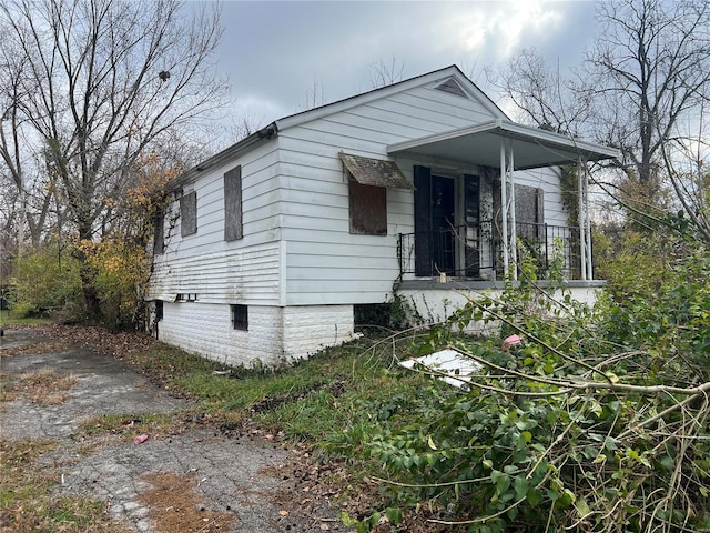 view of front of property featuring a porch