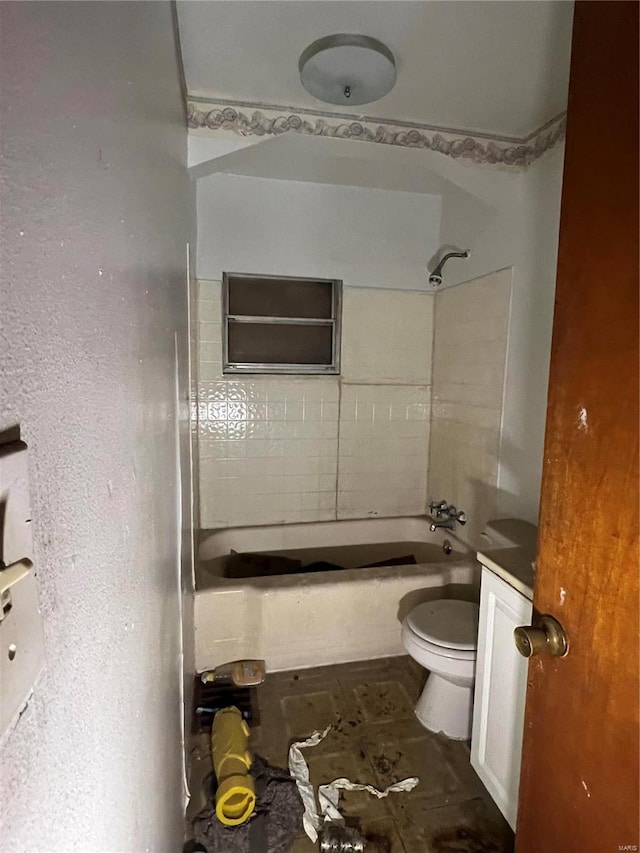 full bathroom with tiled shower / bath, vanity, and toilet