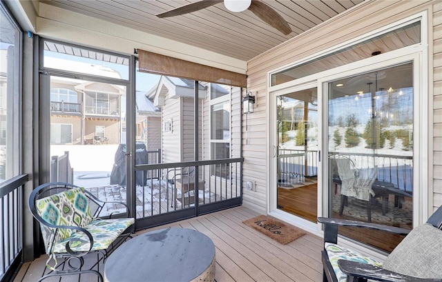 sunroom with ceiling fan