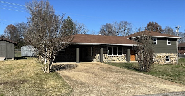 view of front of home featuring a carport, a storage shed, and a front lawn