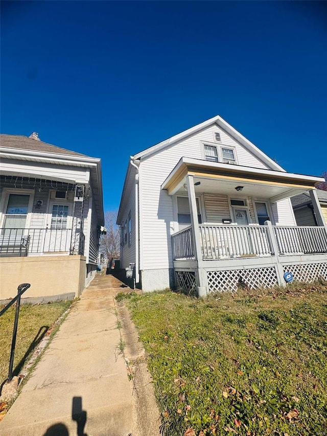 view of front facade featuring a front yard and a porch