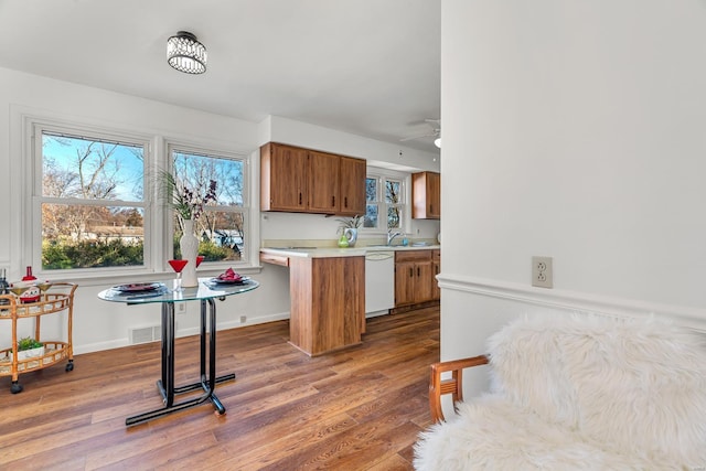 kitchen with dishwasher, hardwood / wood-style floors, kitchen peninsula, and ceiling fan