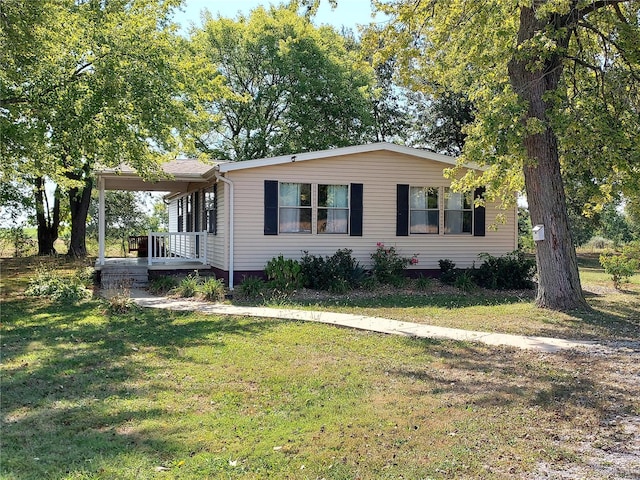 view of front of house with covered porch and a front lawn