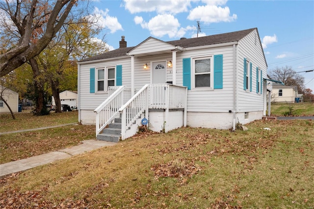 view of front of home with a front lawn