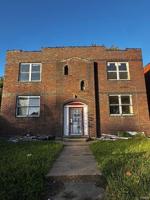 view of front of house with a front yard