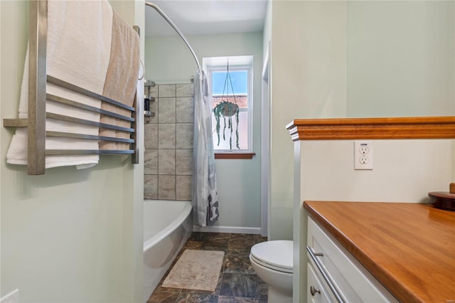 full bathroom featuring shower / bath combo with shower curtain, toilet, and vanity