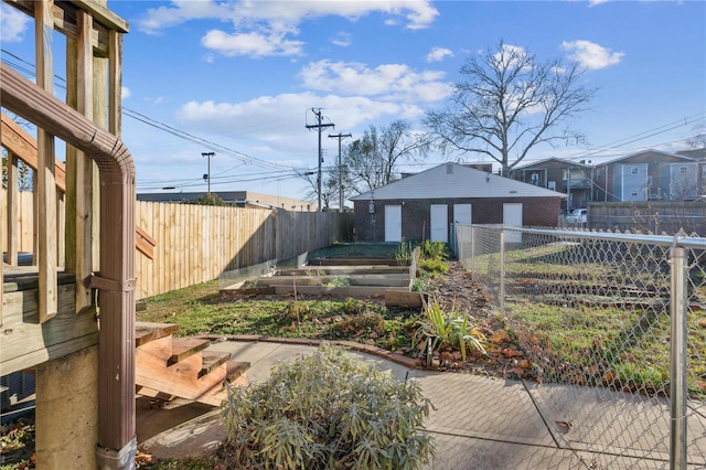 view of yard featuring an outdoor structure and a garage